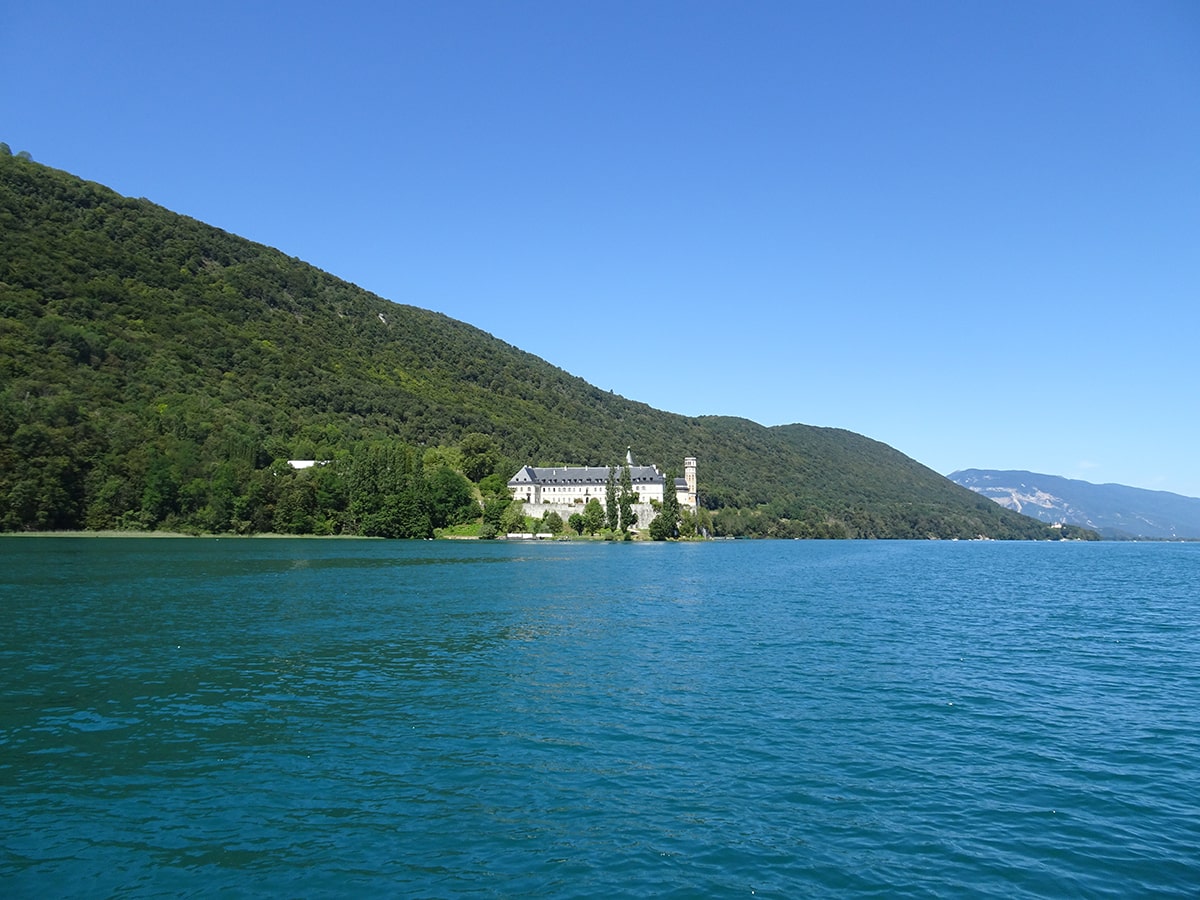 https://voilesdulac.com/wp-content/uploads/2023/03/Le-lac-du-Bourget.jpg